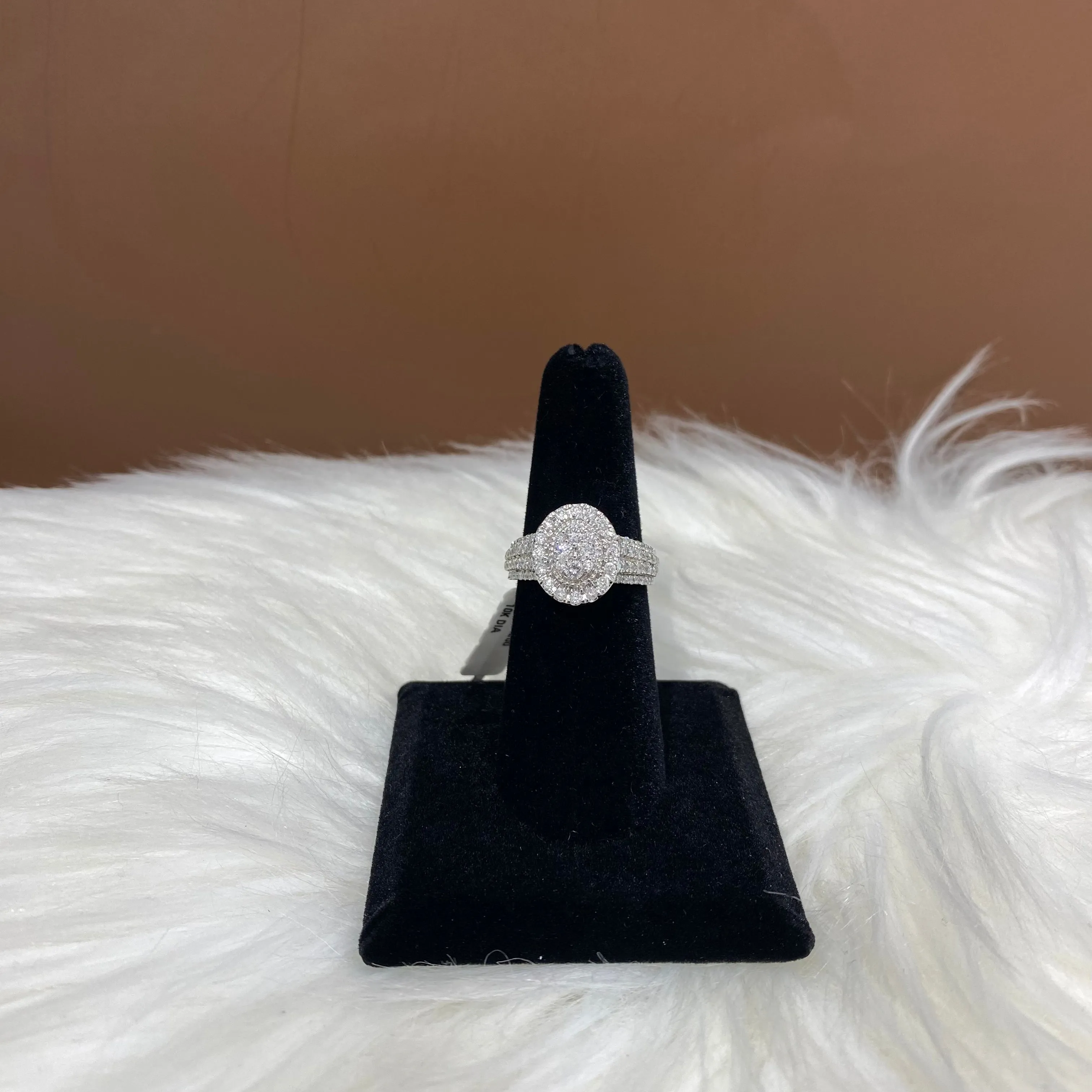 10K White Gold Diamond Flower Ring Ct Dia / 4.5gr / Size 7