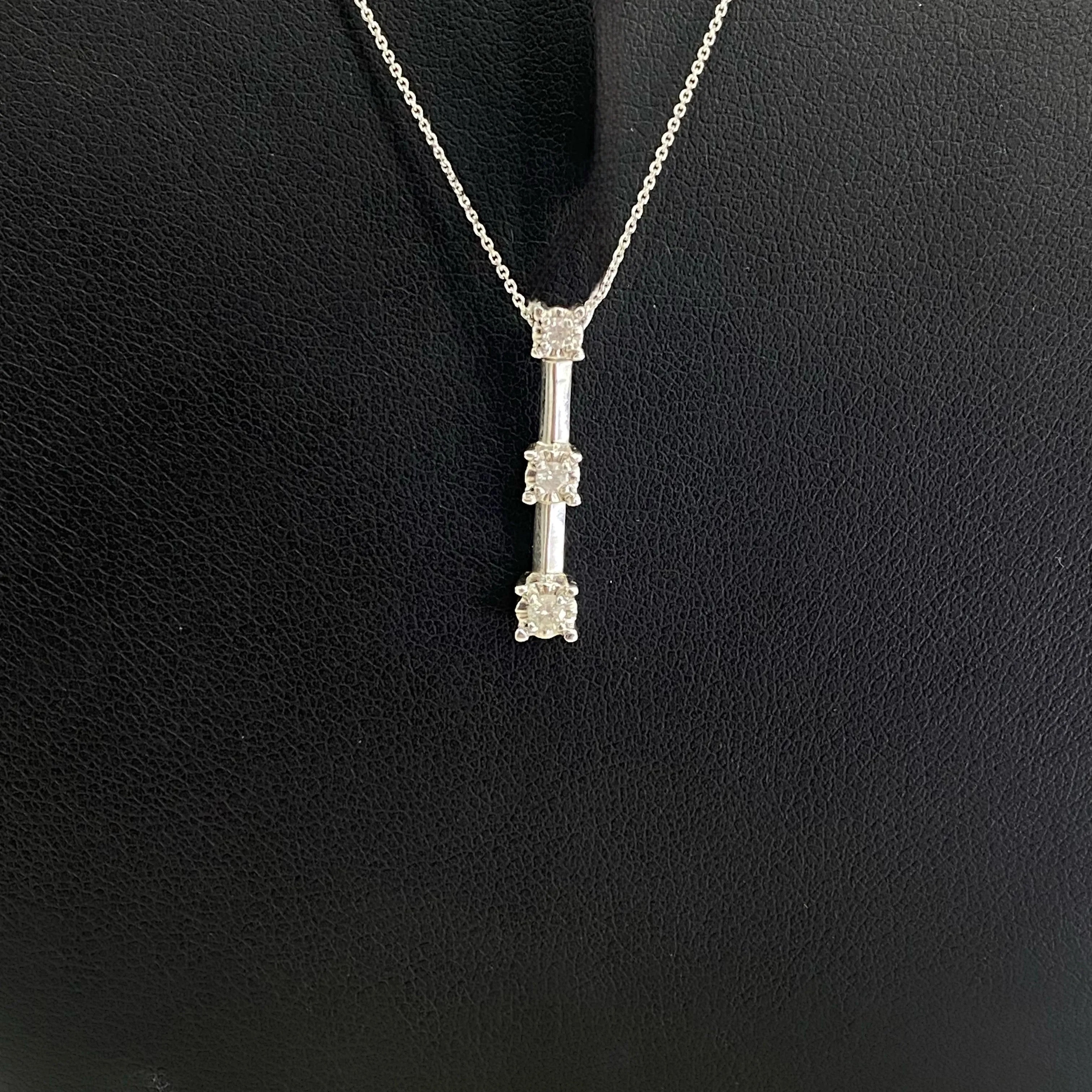 10K White Gold Diamond Luxury Pendant Ct Dia / 1.2gr