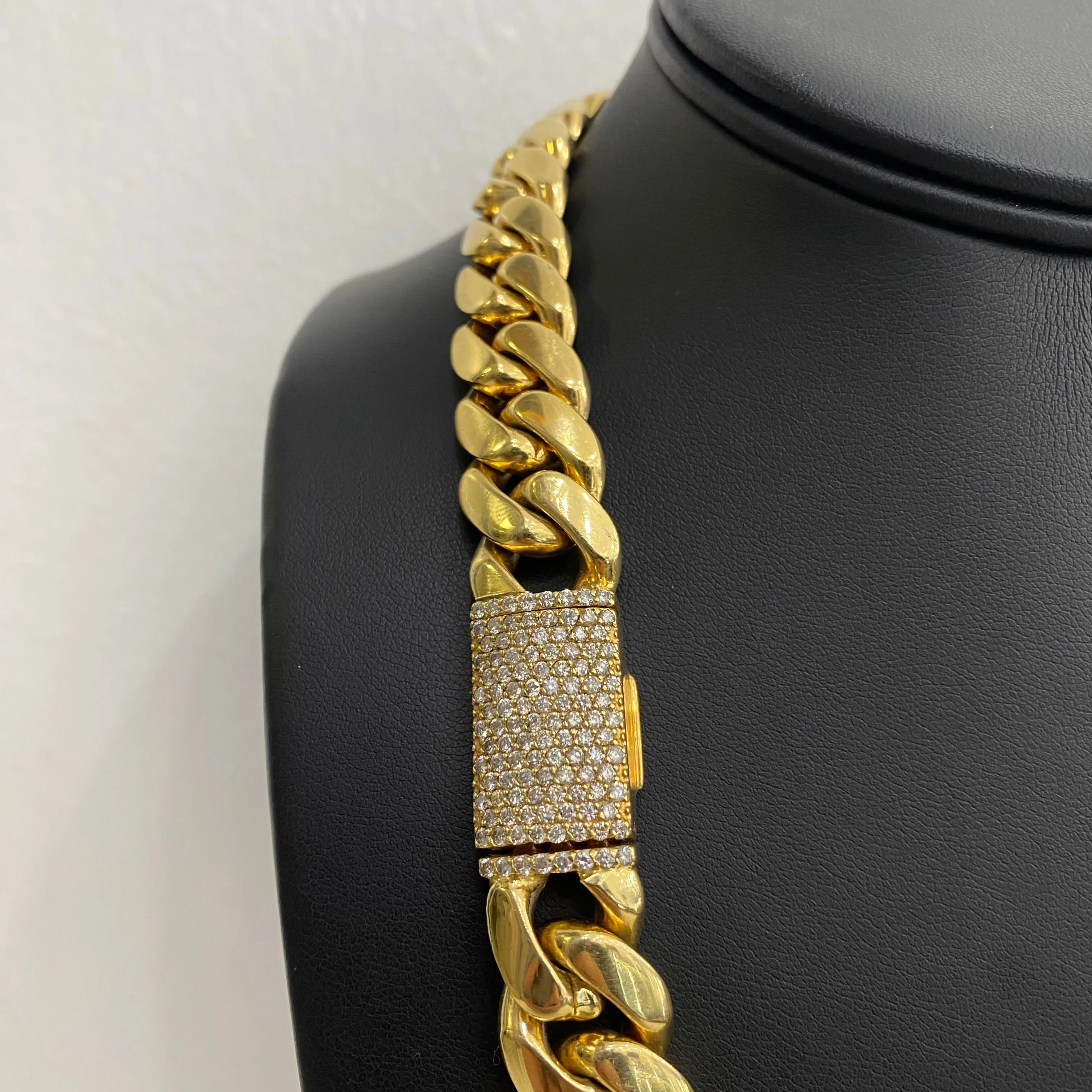 10K Yellow Gold Cuban Links Ct Dia / 281.2gr / 15.6mm / 19in