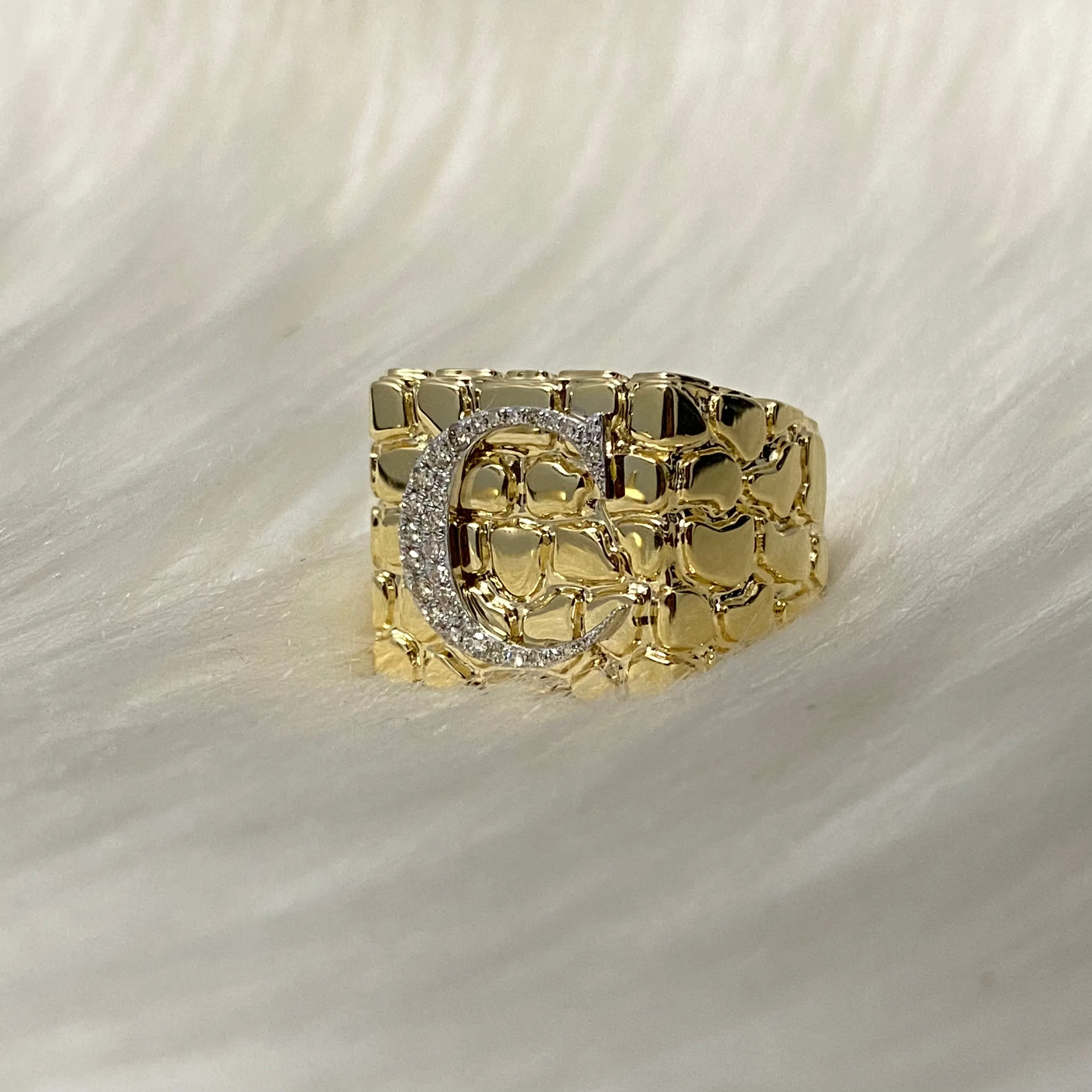 10K Yellow Gold Nugget Letter C Ring 0.29Ct Dia / 12.4gr / Size 11