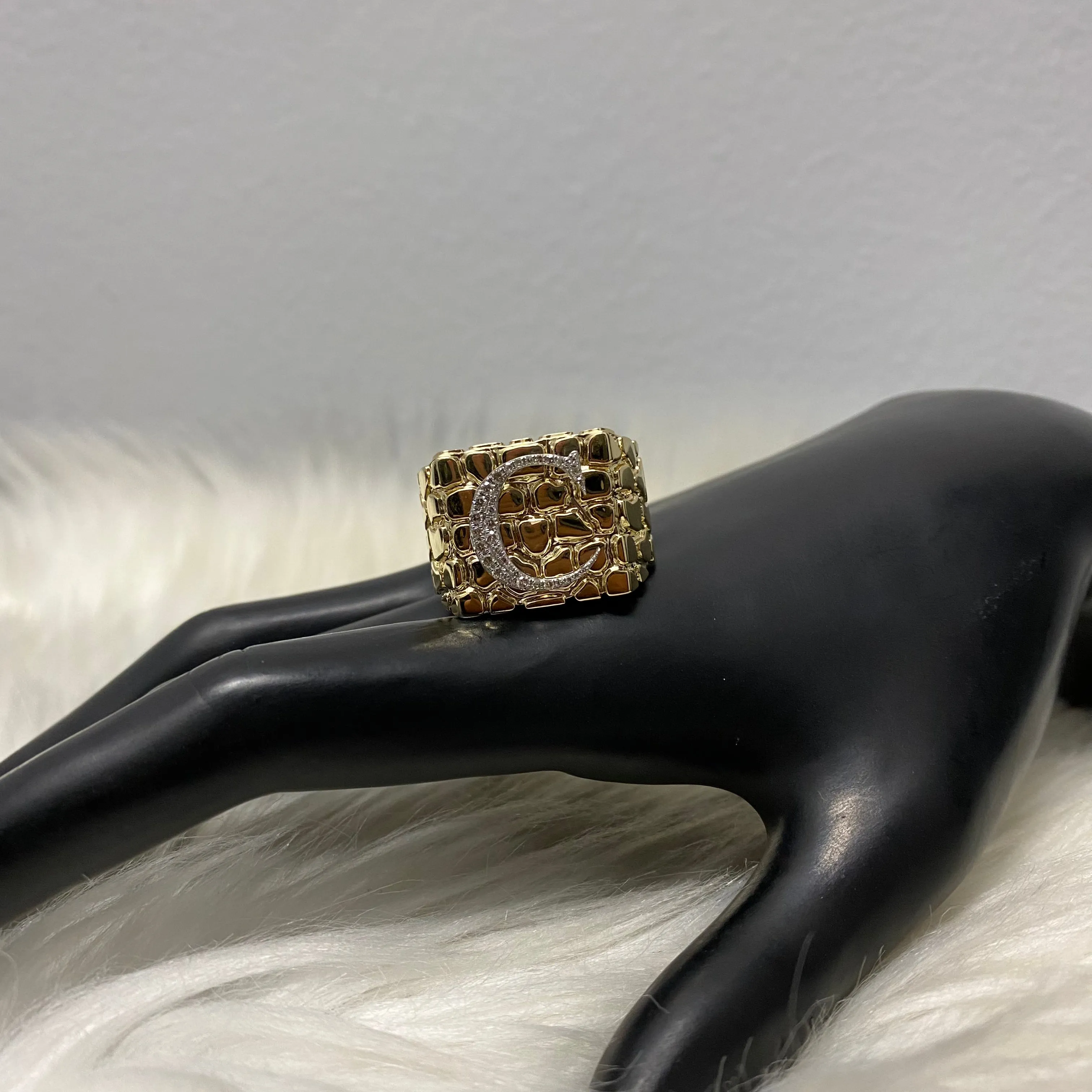 10K Yellow Gold Nugget Letter C Ring 0.29Ct Dia / 12.4gr / Size 11