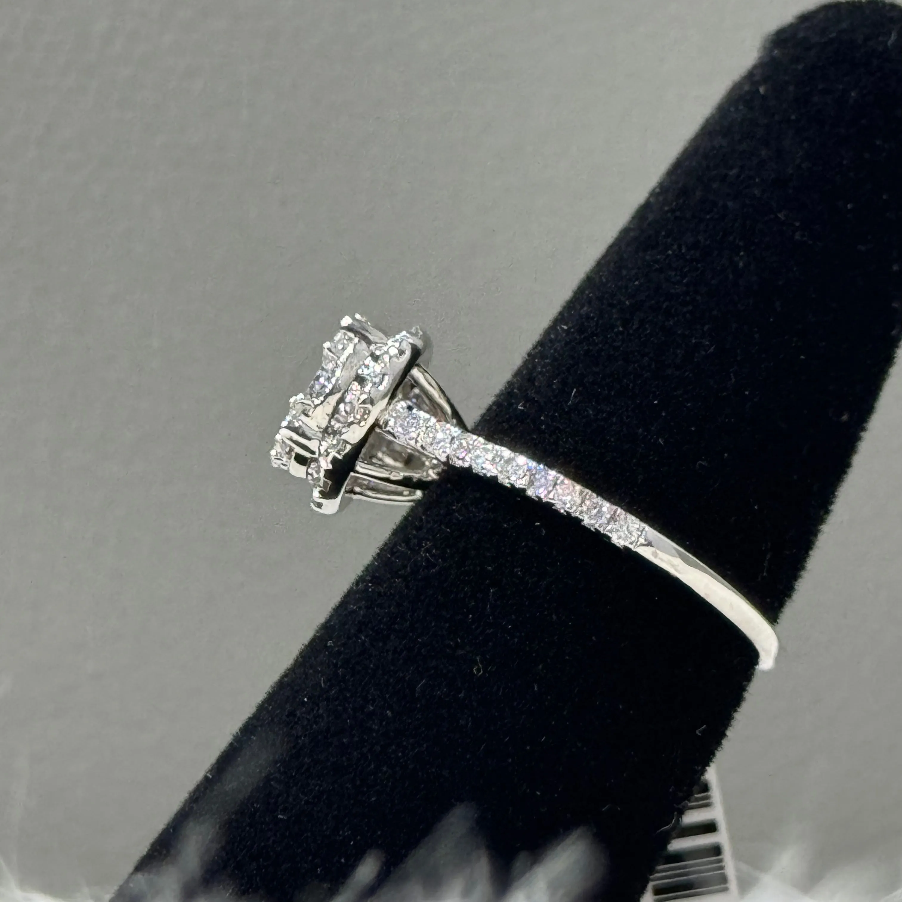 14K White Gold Diamond Flower Engagement Ring 1.18Ct Dia / 3.6gr / Size 6.5