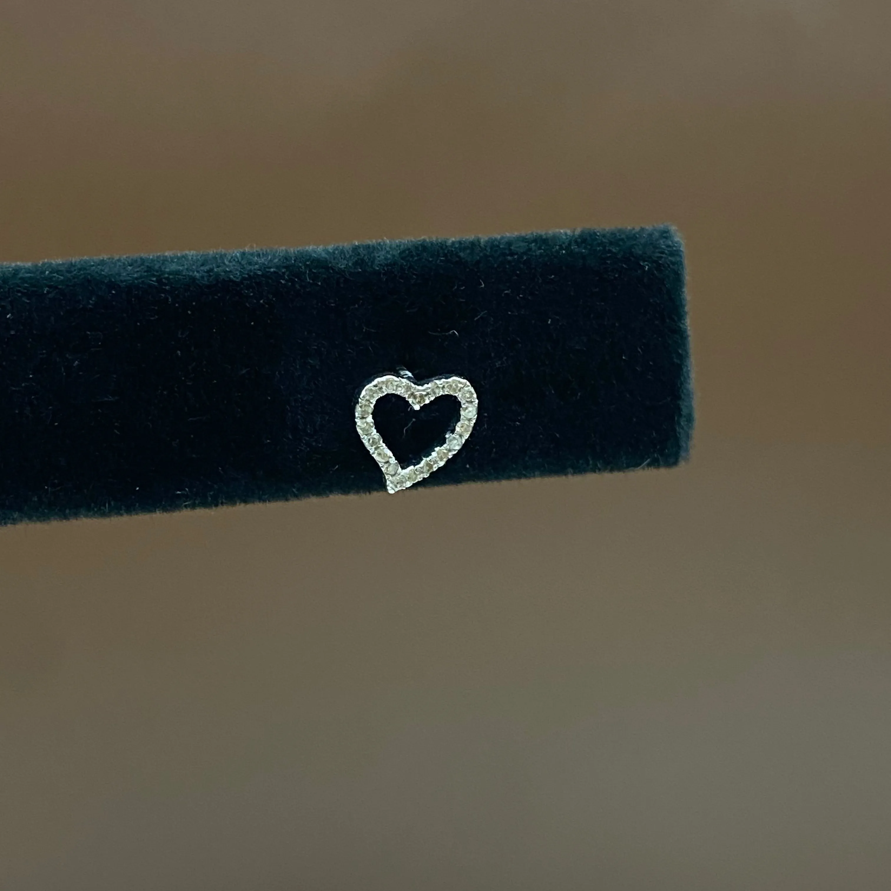 14K White Gold Diamond Heart Stud Earrings 0.12Ct Dia / 0.8gr