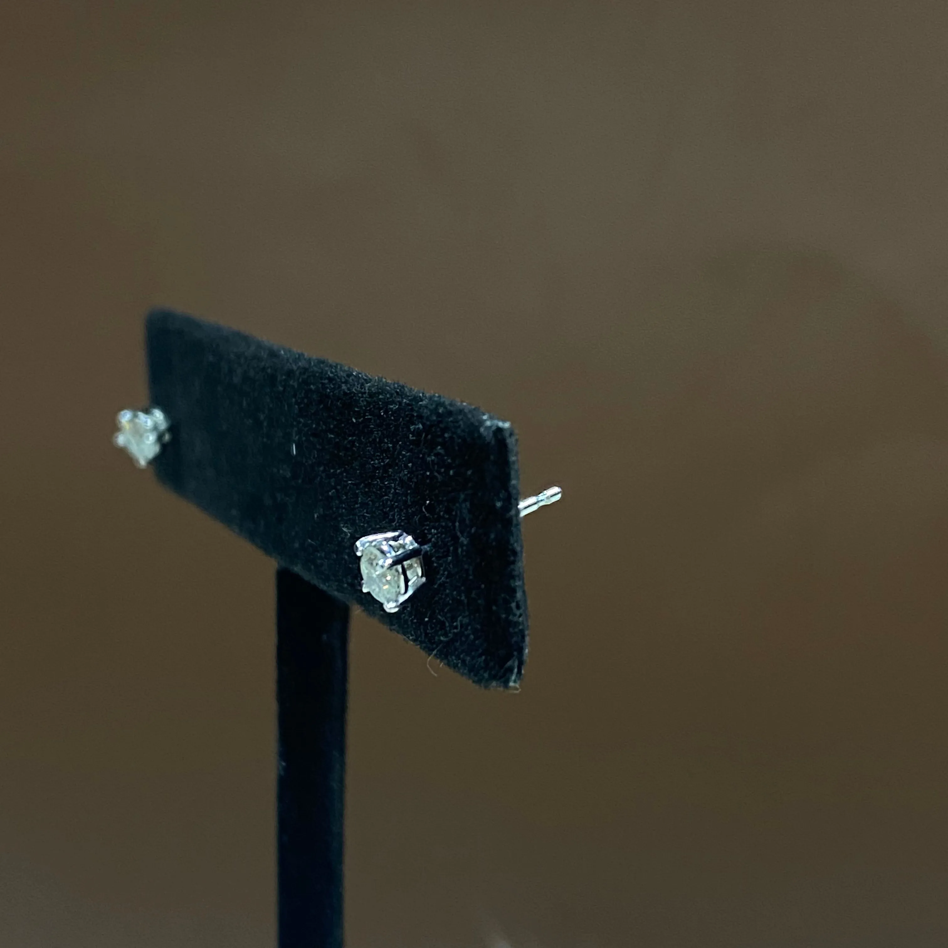 14K White Gold Diamond Luxury Stud Earrings 0.21Ct / 0.5gr
