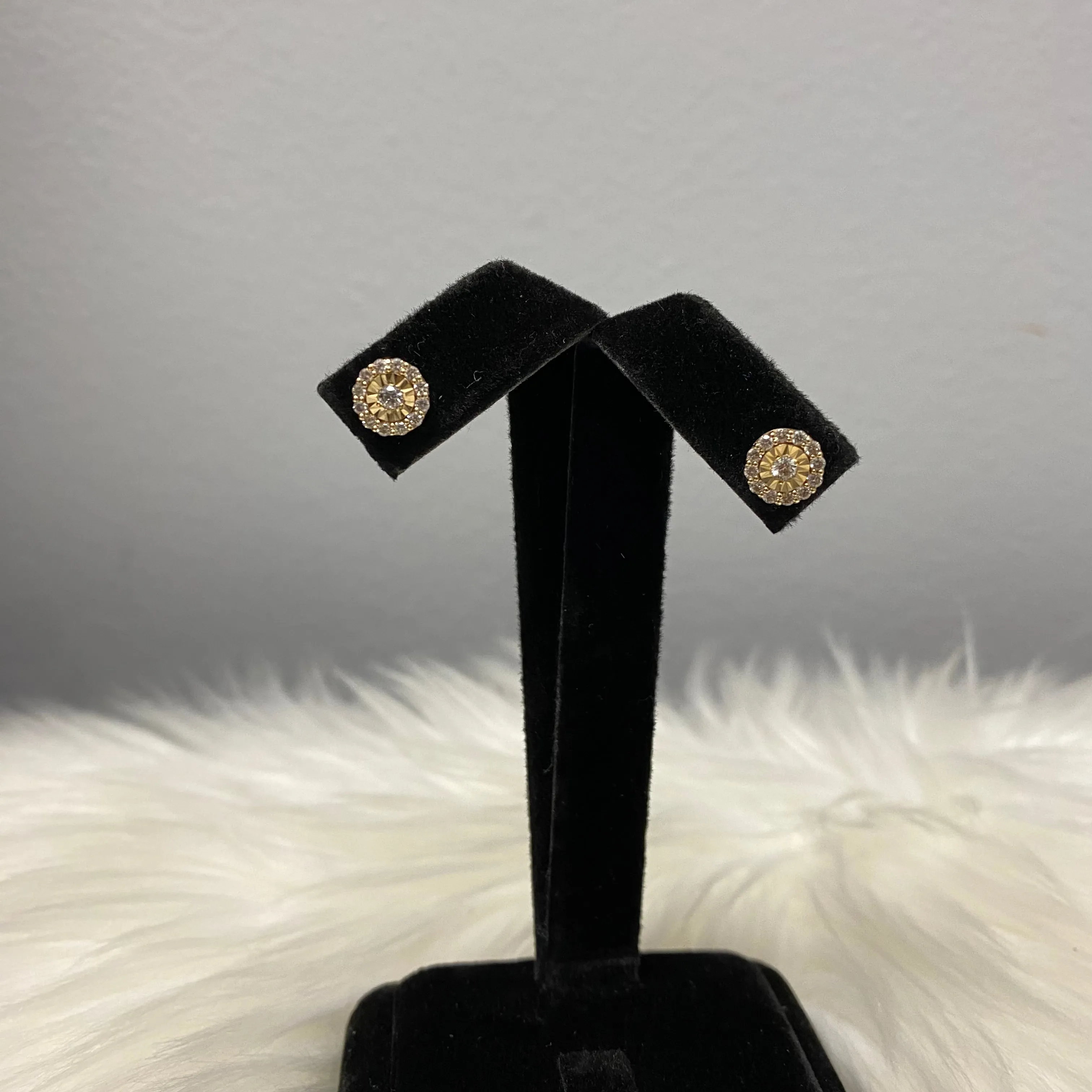 14K Yellow Gold Diamond Luxury Stud Earrings Ct Dia / 1.9gr