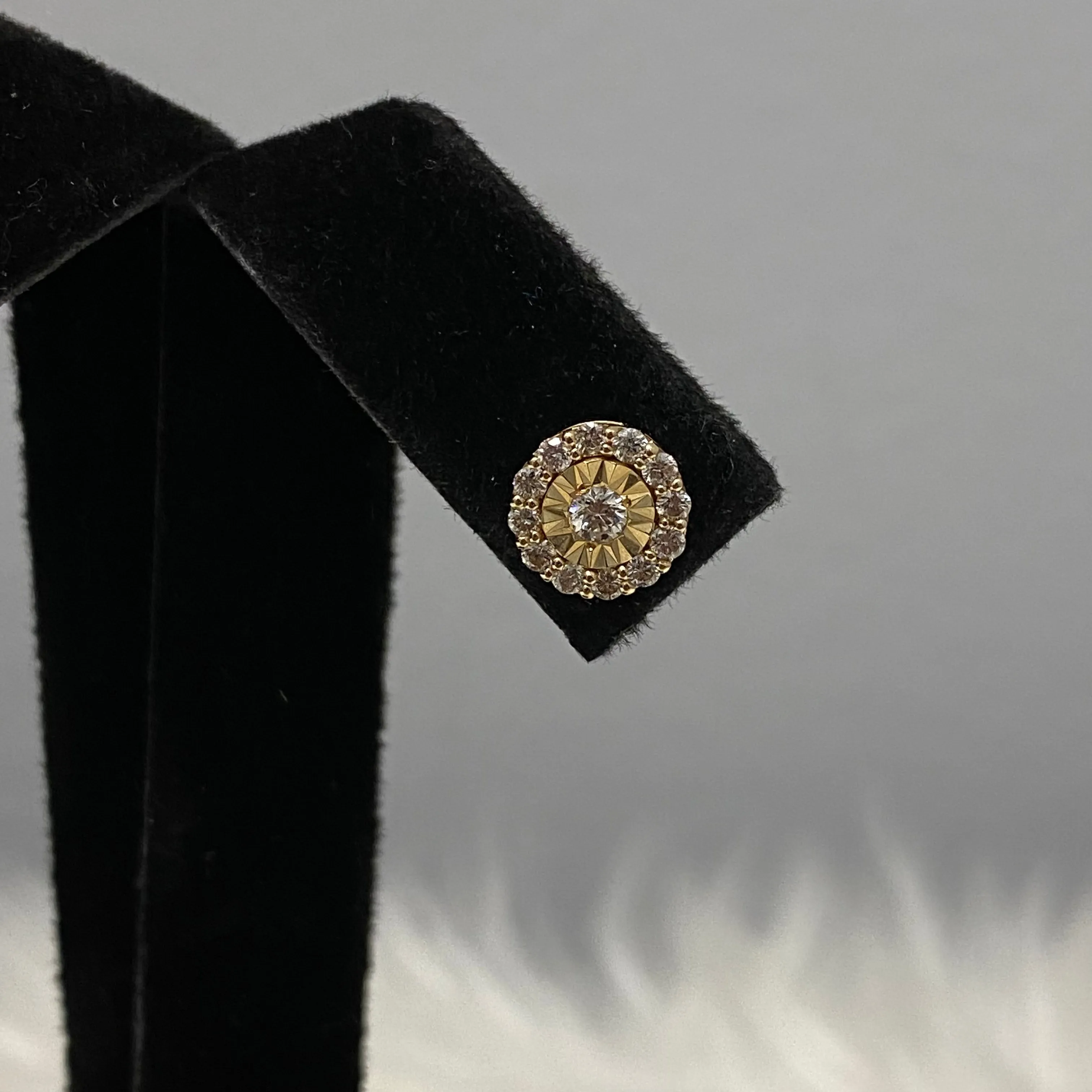 14K Yellow Gold Diamond Luxury Stud Earrings Ct Dia / 1.9gr