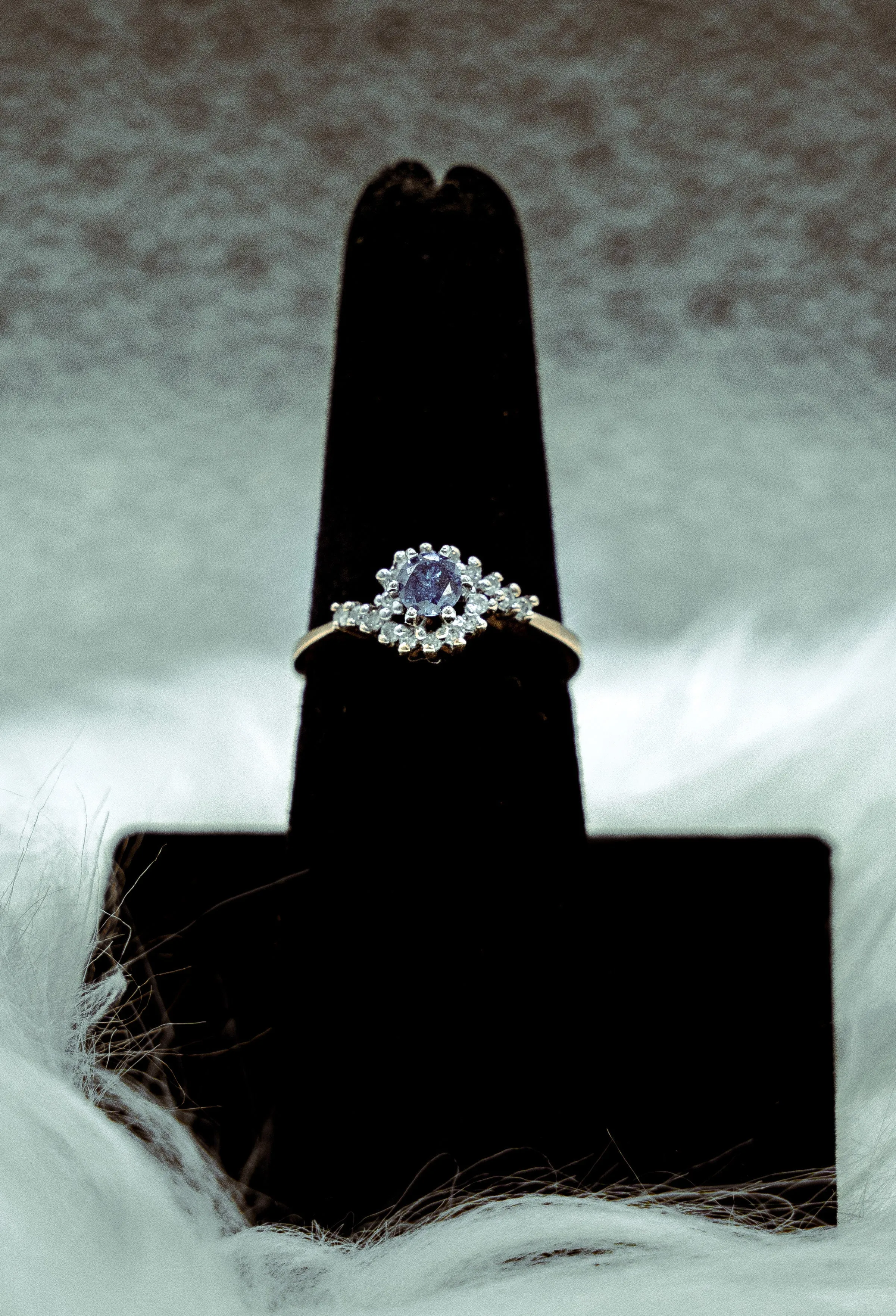 Blue Diamond Ring 10K Yellow Gold / 2.5gr / Size 8.5