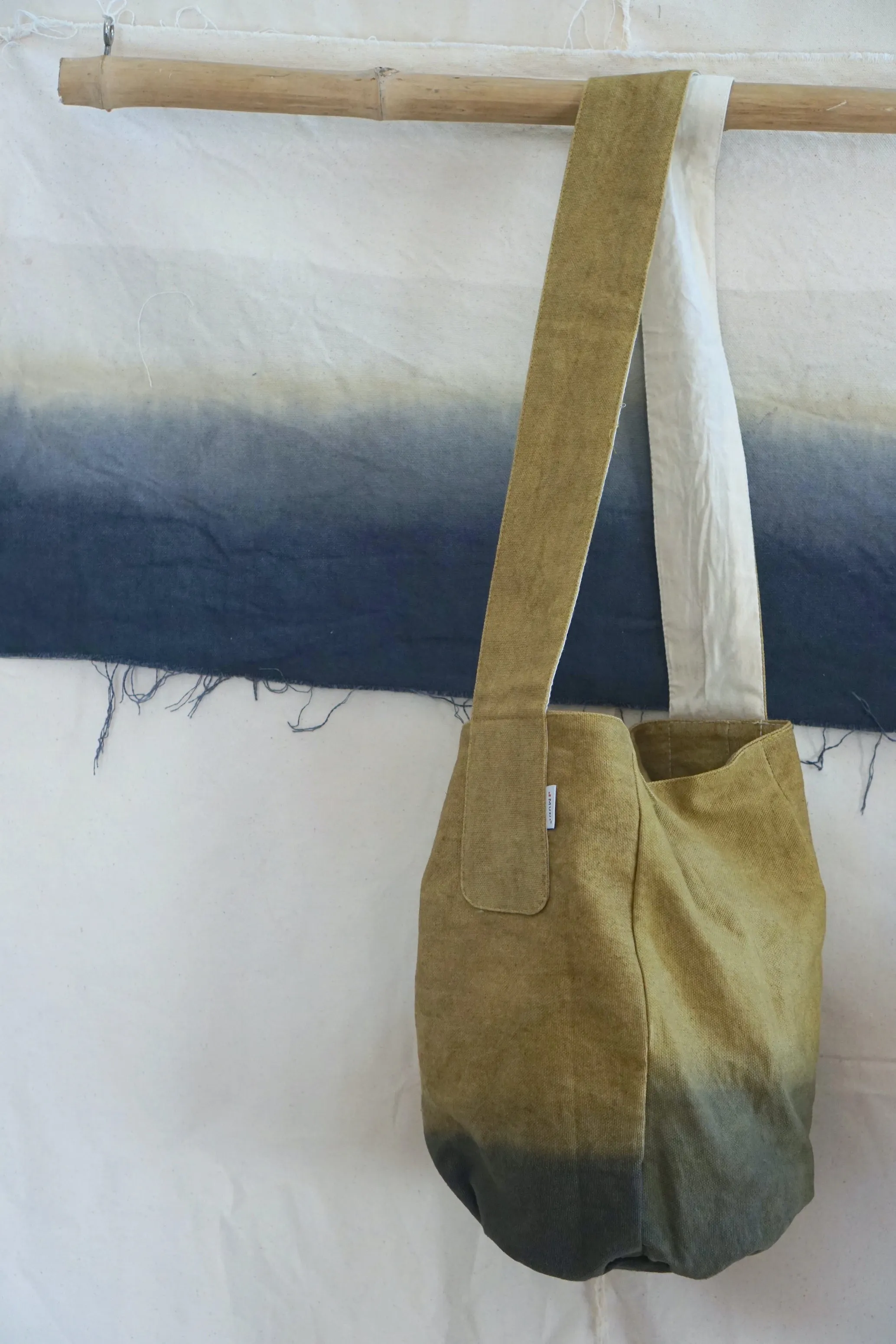 BUCKET SLING BAG