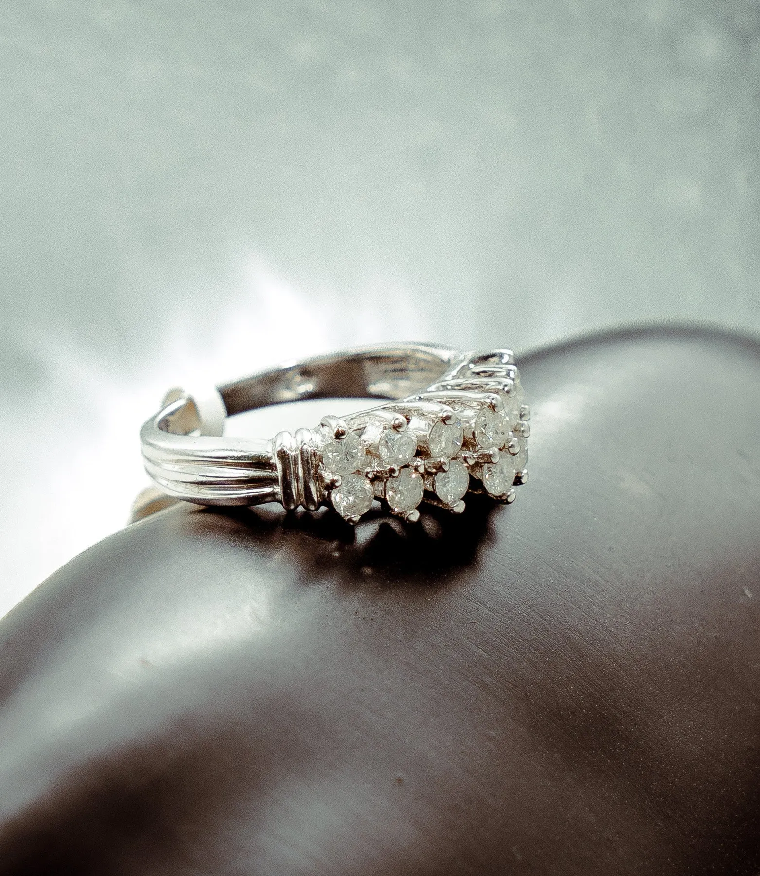 Fourteen Round Diamonds Engagement Ring 10K White Gold / 4.3gr / Size 8